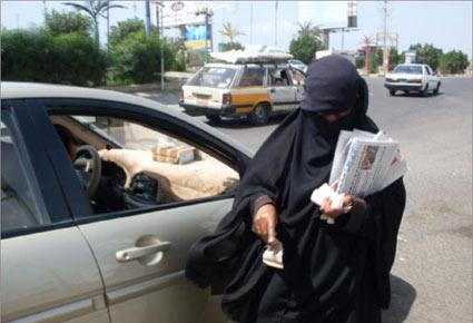 خليجية تبيع الصحف للمارة